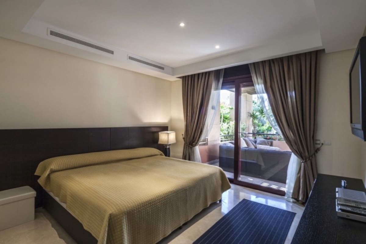 Apartamento de 2 habitaciones en Puerto Banus en venta con piscina garaje - 1.250.000 € (Ref: 10001752)