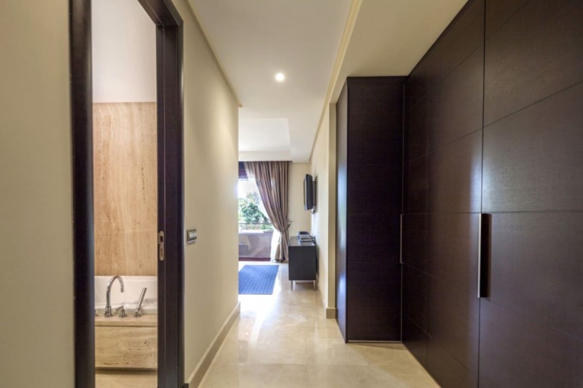 Apartamento de 2 habitaciones en Puerto Banus en venta con piscina garaje - 1.250.000 € (Ref: 10001752)