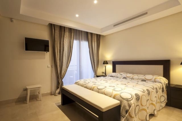 Apartamento de 2 habitaciones en Puerto Banus, Marbella en venta con piscina garaje - 1.250.000 € (Ref: 10001752)