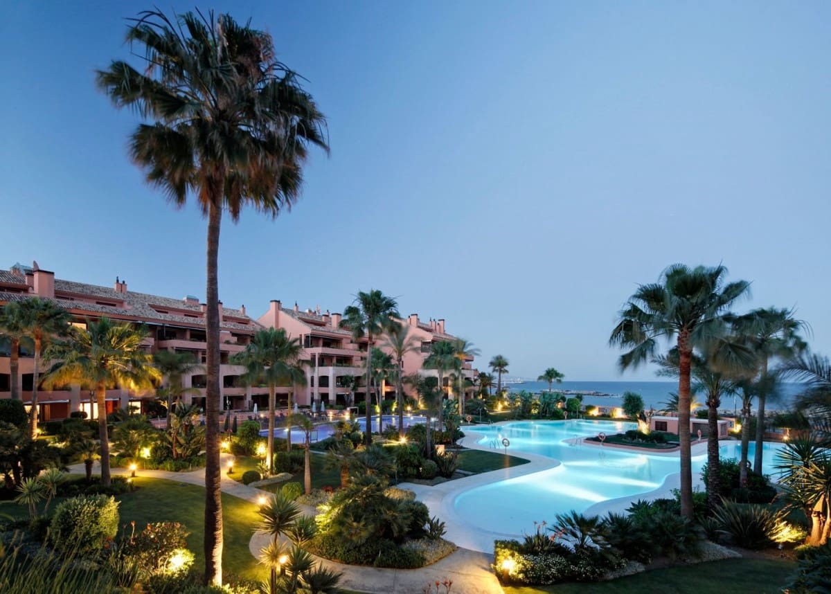 Apartamento de 2 habitaciones en Puerto Banus en venta con piscina garaje - 1.250.000 € (Ref: 10001752)