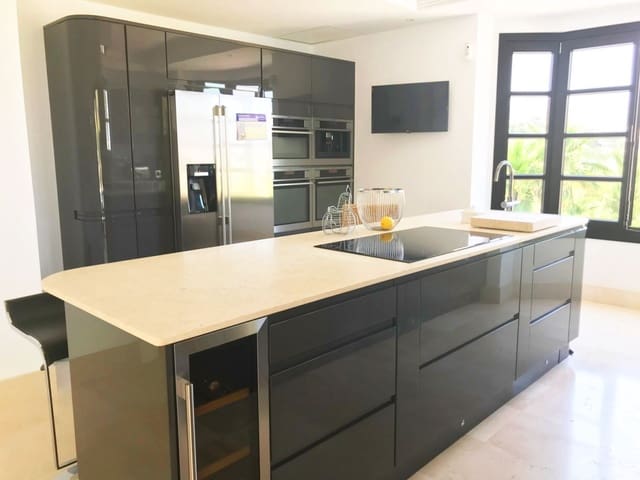 Chalet de 5 habitaciones en Marbella en venta con piscina garaje - 2.350.000 € (Ref: 10001757)