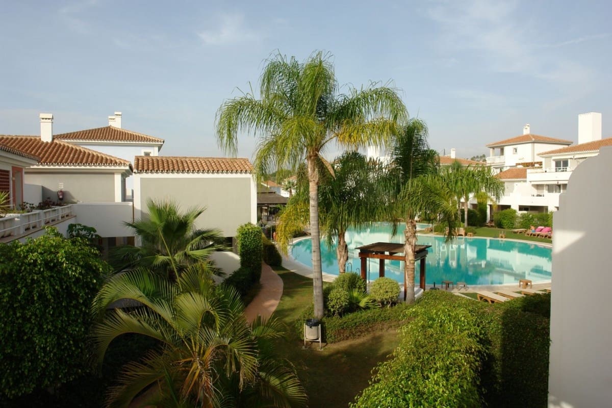 2 soveværelse Lejlighed til salg i Estepona med swimmingpool - € 325.000 (Ref: 10001761)
