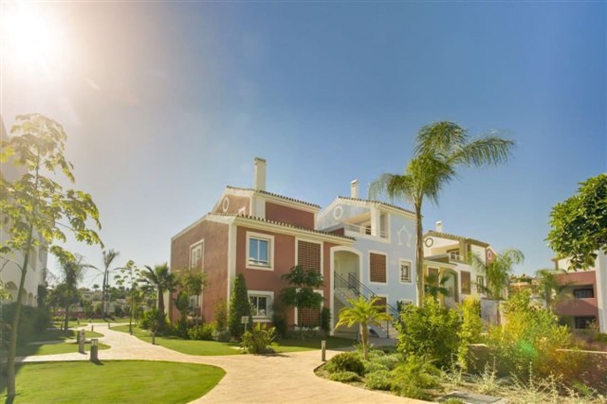 2 soveværelse Lejlighed til salg i Estepona med swimmingpool - € 325.000 (Ref: 10001761)