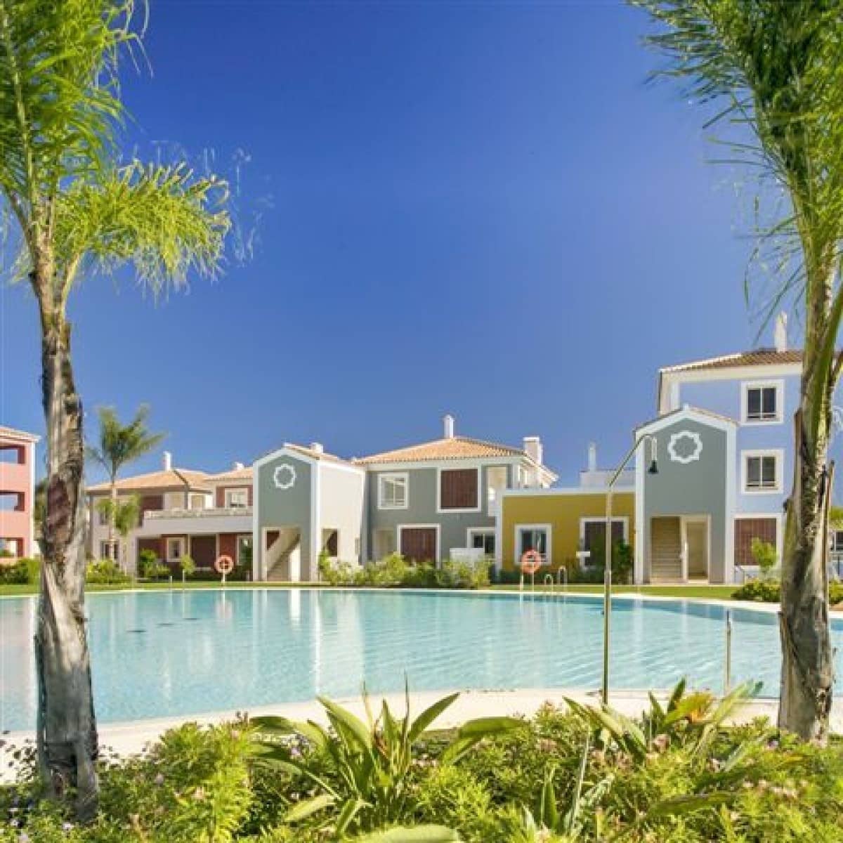 2 soveværelse Lejlighed til salg i Estepona med swimmingpool - € 325.000 (Ref: 10001761)