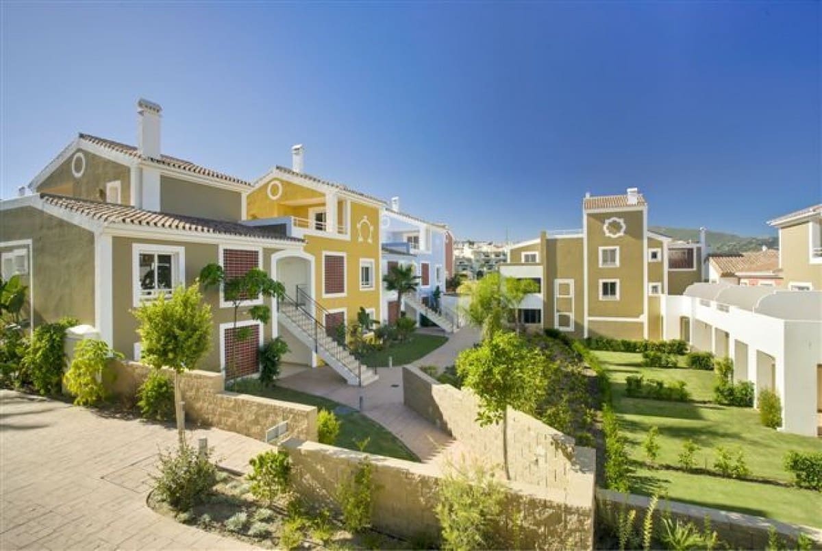 2 soveværelse Lejlighed til salg i Estepona med swimmingpool - € 325.000 (Ref: 10001761)