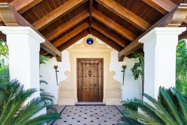 5 bedroom Villa for sale in Marbella with pool garage - € 2,995,000 (Ref: 10001768)