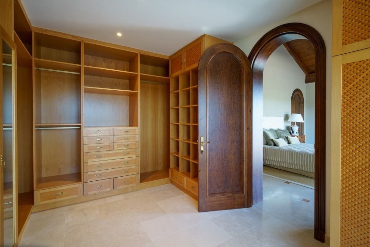 5 bedroom Villa for sale in Marbella with pool garage - € 2,995,000 (Ref: 10001768)