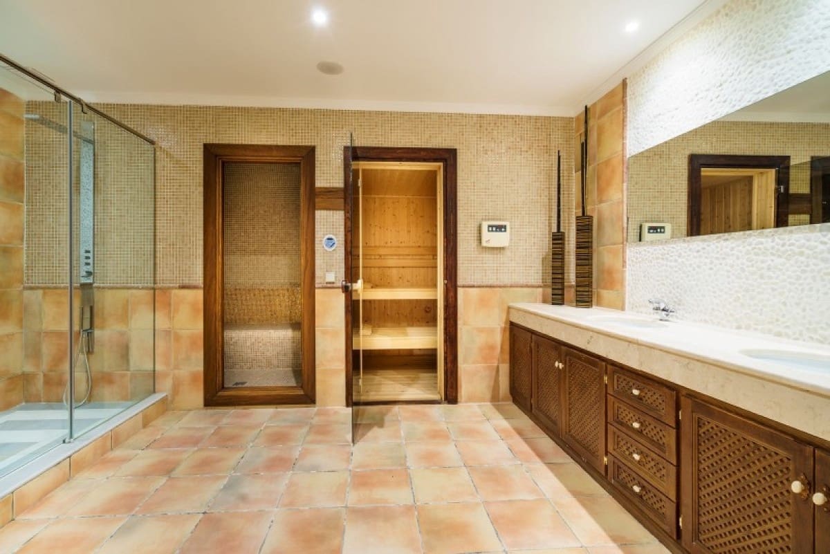 5 bedroom Villa for sale in Marbella with pool garage - € 2,995,000 (Ref: 10001768)