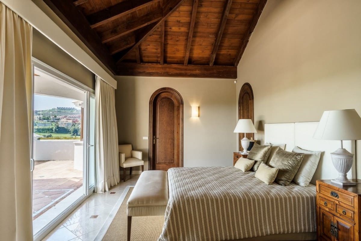 5 bedroom Villa for sale in Marbella with pool garage - € 2,995,000 (Ref: 10001768)