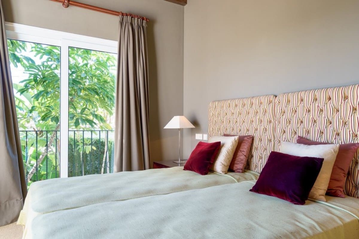5 bedroom Villa for sale in Marbella with pool garage - € 2,995,000 (Ref: 10001768)