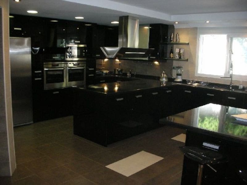 8 slaapkamer Villa te koop in Marbella met zwembad garage - € 3.500.000 (Ref: 10001769)