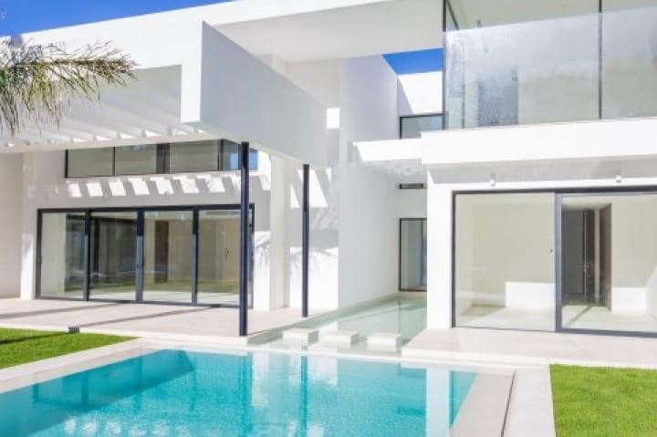 Chalet de 4 habitaciones en Guadalmina en venta con piscina garaje - 2.700.000 € (Ref: 10001770)