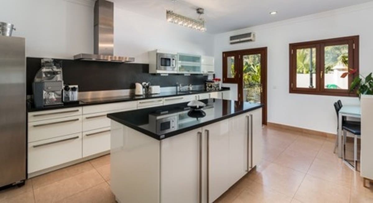 4 quarto Moradia para venda em Marbella com piscina - 1 875 000 € (Ref: 10001775)