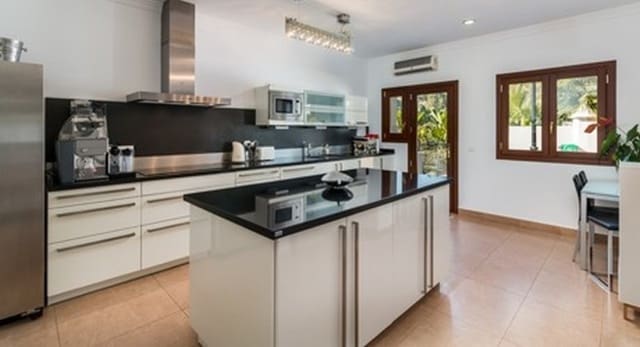4 quarto Moradia para venda em Marbella com piscina - 1 875 000 € (Ref: 10001775)