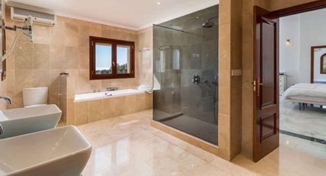 4 quarto Moradia para venda em Marbella com piscina - 1 875 000 € (Ref: 10001775)