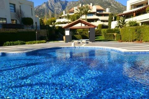 3 sypialnia Penthouse na sprzedaż w Marbella z basenem - 1 700 000 € (Ref: 10001780)