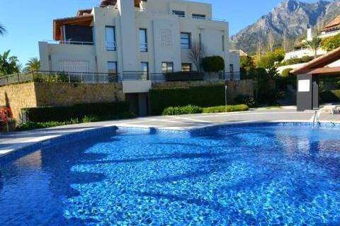 3 sypialnia Penthouse na sprzedaż w Marbella z basenem - 1 700 000 € (Ref: 10001780)