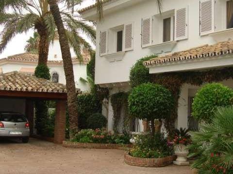 5 slaapkamer Villa te koop in El Paraiso met zwembad garage - € 1.695.000 (Ref: 10001788)