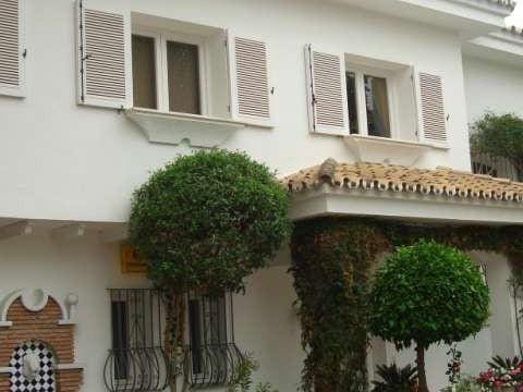 5 slaapkamer Villa te koop in El Paraiso met zwembad garage - € 1.695.000 (Ref: 10001788)