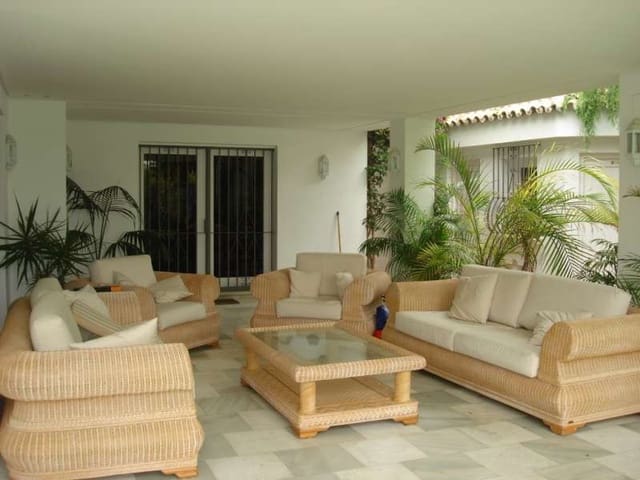 5 makuuhuone Huvila myytävänä paikassa El Paraiso, Estepona mukana uima-altaan 
autotalli - 1 695 000 € (Ref: 10001788)