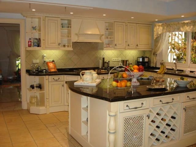5 makuuhuone Huvila myytävänä paikassa El Paraiso, Estepona mukana uima-altaan 
autotalli - 1 695 000 € (Ref: 10001788)