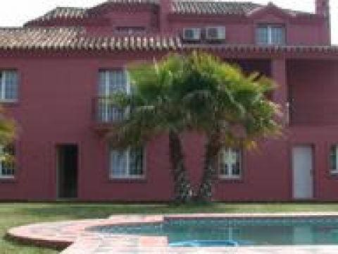 4 soveværelse Villa til salg i Marbella med swimmingpool garage - € 1.200.000 (Ref: 10001792)
