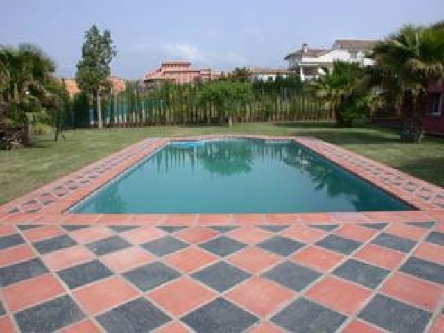 4 soveværelse Villa til salg i Marbella med swimmingpool garage - € 1.200.000 (Ref: 10001792)