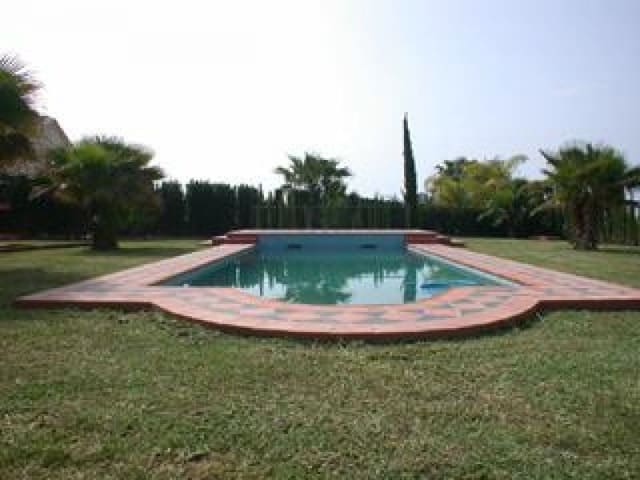 4 soveværelse Villa til salg i Marbella med swimmingpool garage - € 1.200.000 (Ref: 10001792)