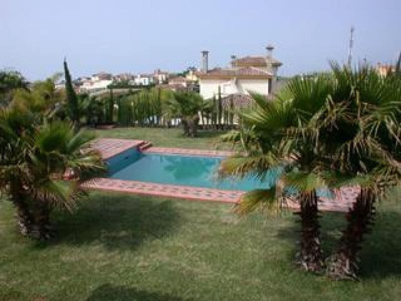 4 soveværelse Villa til salg i Marbella med swimmingpool garage - € 1.200.000 (Ref: 10001792)