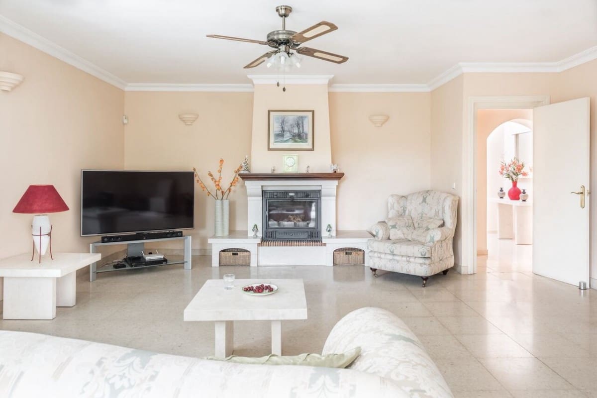 4 soverom Villa til salgs i El Paraiso med svømmebasseng - € 550 000 (Ref: 10001793)