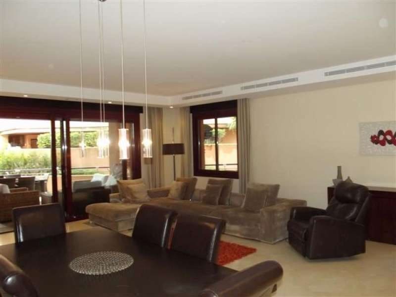 Apartamento de 3 habitaciones en Puerto Banus en venta con piscina garaje - 1.595.000 € (Ref: 10001796)