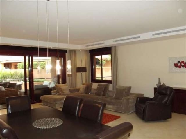 3 makuuhuone Huoneisto myytävänä paikassa Puerto Banus, Marbella mukana uima-altaan 
autotalli - 1 595 000 € (Ref: 10001796)