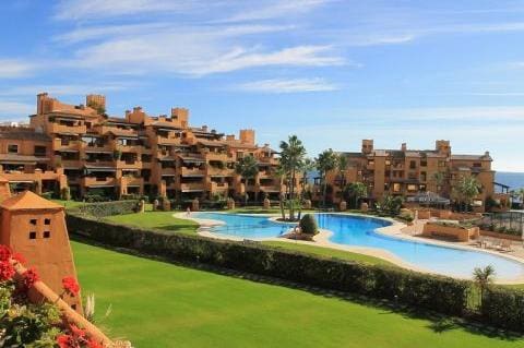 3 quarto Apartamento para venda em Estepona com piscina garagem - 999 000 € (Ref: 10001797)
