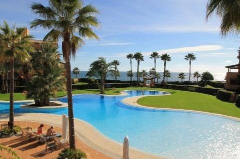 3 quarto Apartamento para venda em Estepona com piscina garagem - 999 000 € (Ref: 10001797)
