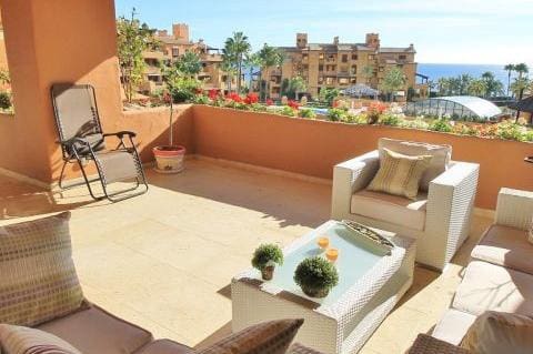 3 quarto Apartamento para venda em Estepona com piscina garagem - 999 000 € (Ref: 10001797)
