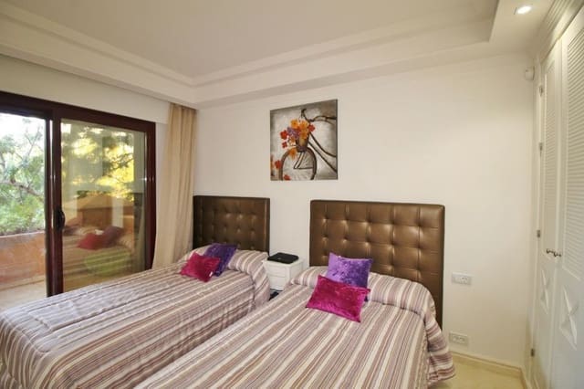 3 quarto Apartamento para venda em Estepona com piscina garagem - 999 000 € (Ref: 10001797)