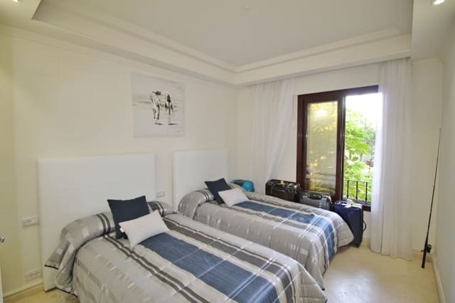 3 quarto Apartamento para venda em Estepona com piscina garagem - 999 000 € (Ref: 10001797)