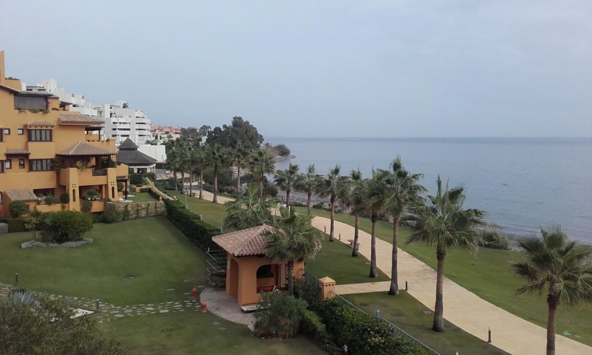 3 quarto Apartamento para venda em Estepona com piscina garagem - 999 000 € (Ref: 10001797)
