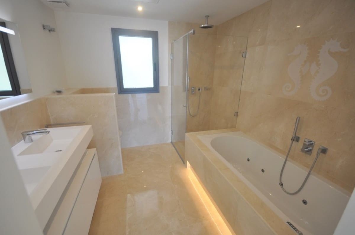2 soveværelse Lejlighed til salg i Estepona med swimmingpool garage - € 1.100.000 (Ref: 10001799)