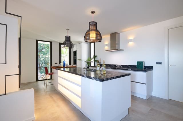 4 sypialnia Willa na sprzedaż w Marbella z basenem garażem - 1 795 000 € (Ref: 10001806)