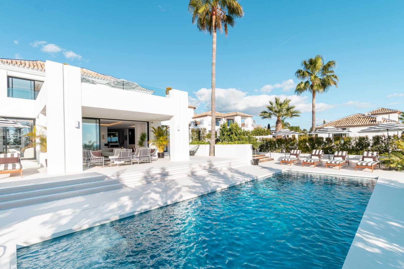 5 soverom Villa til salgs i Nueva Andalucia med svømmebasseng garasje - € 3 995 000 (Ref: 10001820)