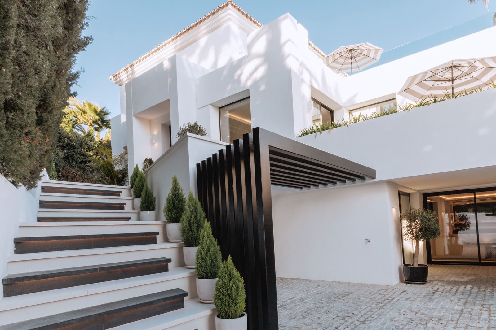 5 soverom Villa til salgs i Nueva Andalucia med svømmebasseng garasje - € 3 995 000 (Ref: 10001820)