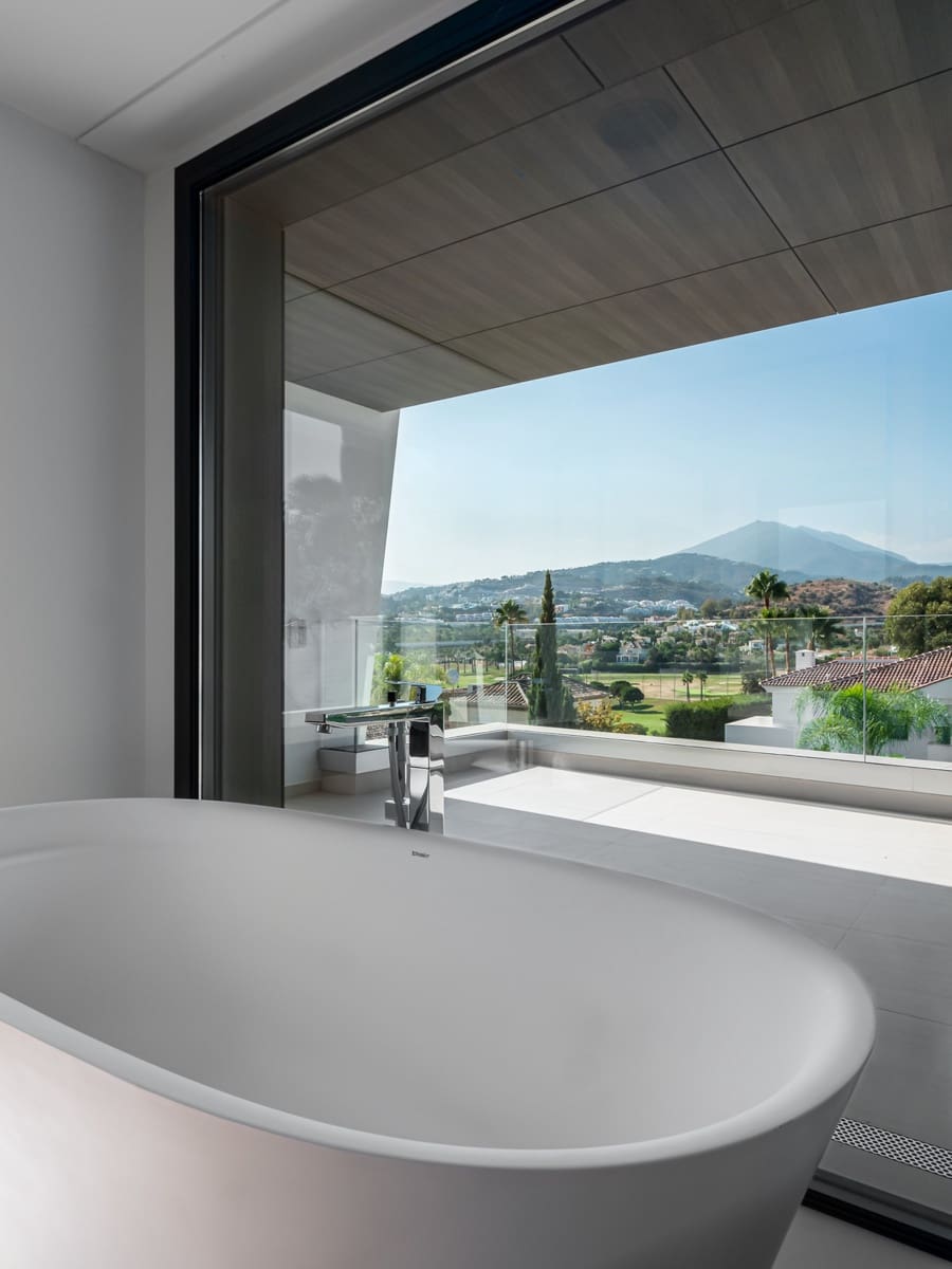 5 slaapkamer Villa te koop in Nueva Andalucia met zwembad garage - € 3.500.000 (Ref: 10001824)