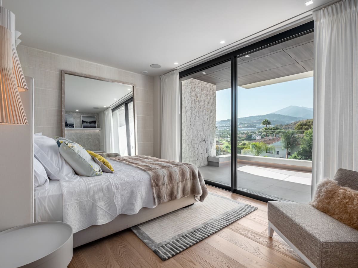 5 slaapkamer Villa te koop in Nueva Andalucia met zwembad garage - € 3.500.000 (Ref: 10001824)