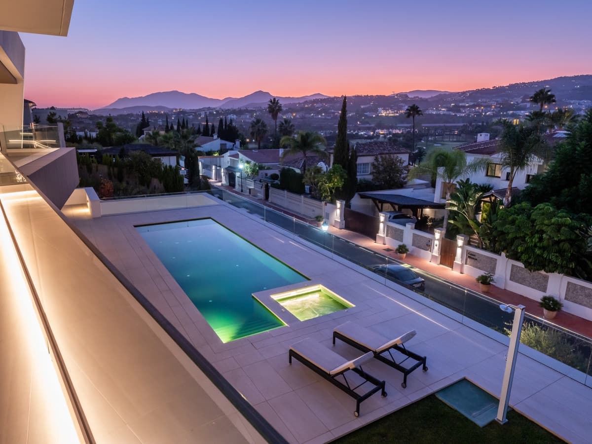 5 slaapkamer Villa te koop in Nueva Andalucia met zwembad garage - € 3.500.000 (Ref: 10001824)