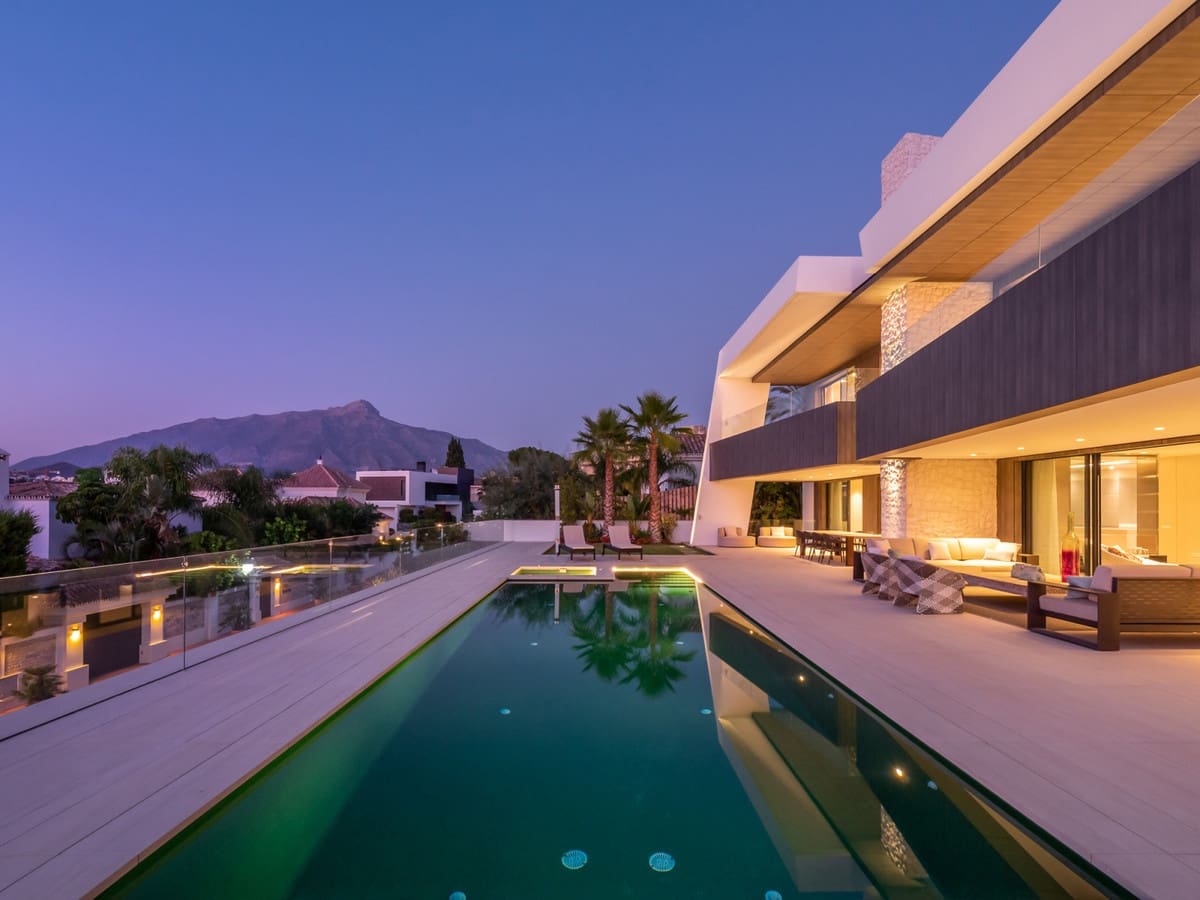 5 slaapkamer Villa te koop in Nueva Andalucia met zwembad garage - € 3.500.000 (Ref: 10001824)