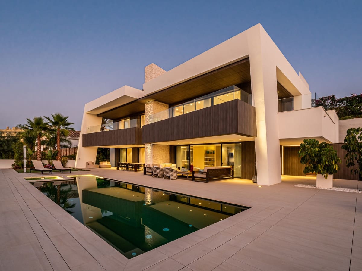 5 slaapkamer Villa te koop in Nueva Andalucia met zwembad garage - € 3.500.000 (Ref: 10001824)