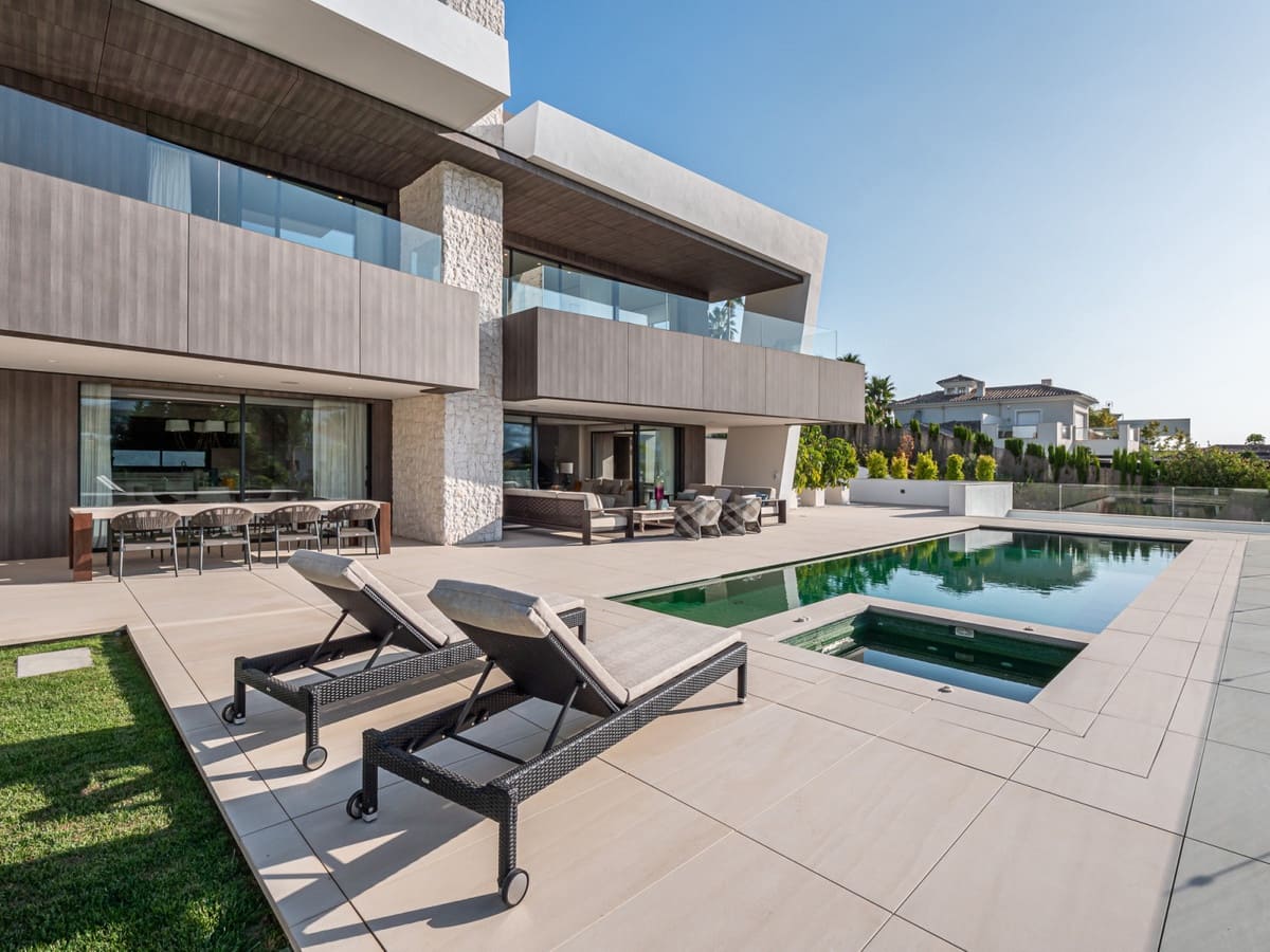 5 slaapkamer Villa te koop in Nueva Andalucia met zwembad garage - € 3.500.000 (Ref: 10001824)