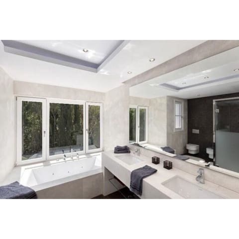 6 Zimmer Villa zu verkaufen in Guadalmina Baja, Marbella mit Pool Garage - 4.900.000 € (Ref: 10001826)