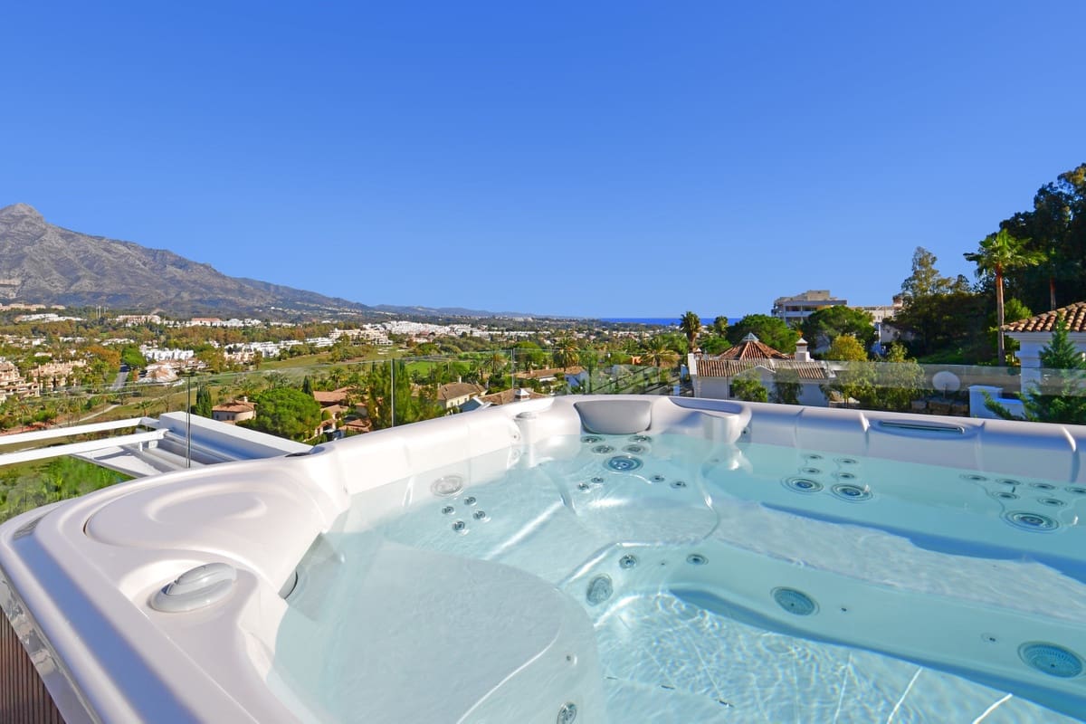 7 soverom Villa til salgs i Nueva Andalucia med svømmebasseng garasje - € 4 400 000 (Ref: 10001827)